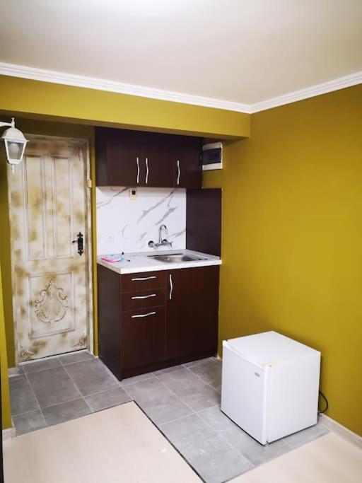 Ferienwohnung Студиото Е Партер От Жилищна Сграда. Топ Център. Warna Exterior foto